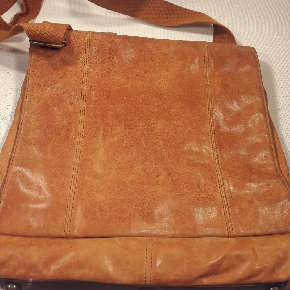Beautiful Ellington messenger leather bag